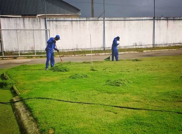 Esporte: Prefeitura realiza limpeza no Estádio Municipal Tomatão