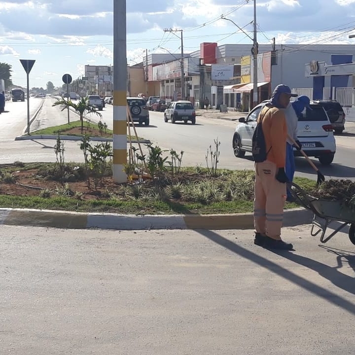 Secretaria de Agricultura realiza limpeza de canteiros da cidade