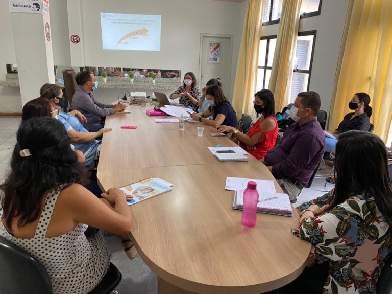 Secretária de Educação discute método de avaliação final dos estudantes de 3º ao 8º ano da rede municipal de Teixeira de Freitas