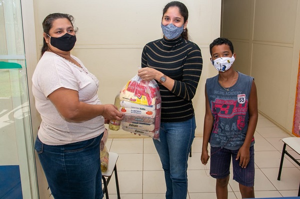 Alunos das escolas da rede Municipal recebem Kit de Merenda Escolar