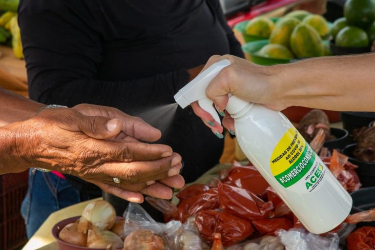 Parceria entre a Secretaria de Agricultura e a ACE viabiliza a distribuição de 400 borrifadores de álcool 70% no Mercado Municipal