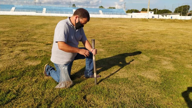 Manutenção no Estádio Municipal segue com ações e Secretaria de Agricultura faz avaliação técnica do solo