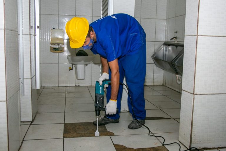 Reforma do Mercadão avança e trabalho de manutenção é realizado nos banheiros