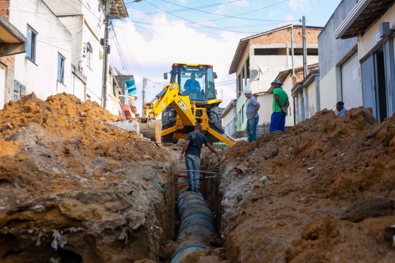 Prefeitura inicia obras de pavimentação no bairro São Pedro, área central de Teixeira de Freitas
