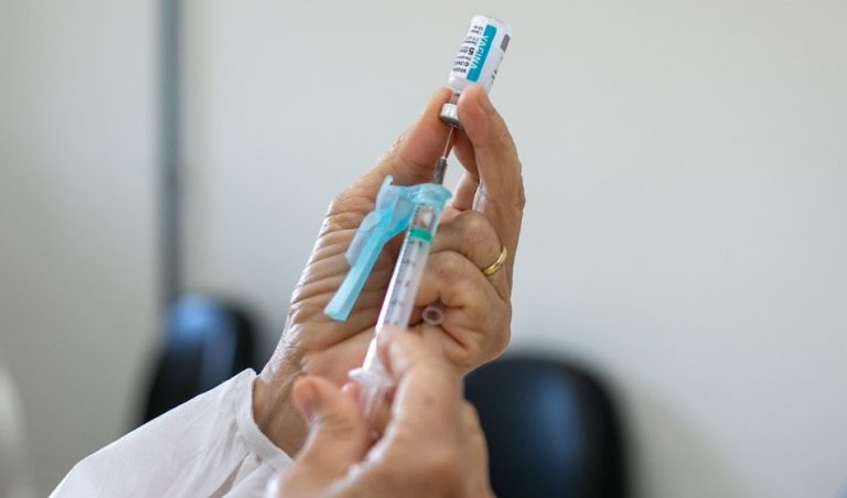 Pessoas com 34 anos ou mais serão vacinadas nas Escolas Municipais nesta quarta-feira (21); Gestantes e Puérperas nas UBS