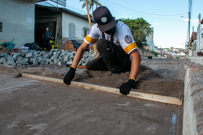 Moradores aprovam obra de pavimentação em ruas do bairro Jardim Caraípe; O trabalho avança