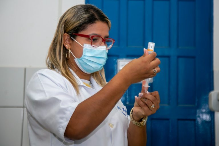 Vacinação contra Covid-19 nas Escolas Municipais auxilia no avanço da imunização em Teixeira de Freitas