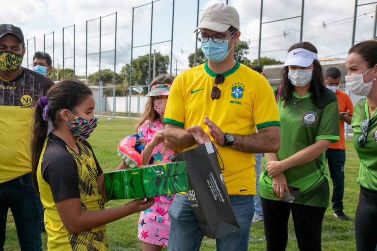 Adote um Atleta: Emoção e Solidariedade marcam entrega de material esportivo as crianças e jovens