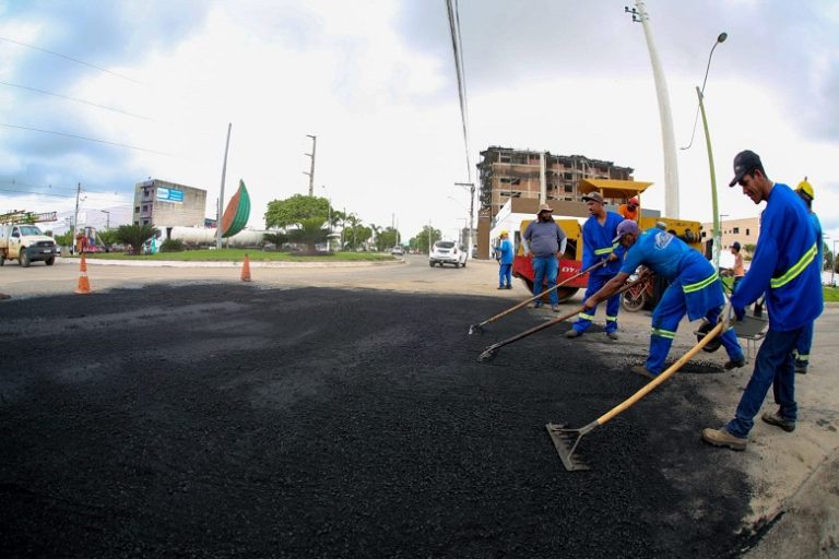 Prefeitura realiza recapeamento em trecho da rotatória da melancia na Av. Getúlio Vargas