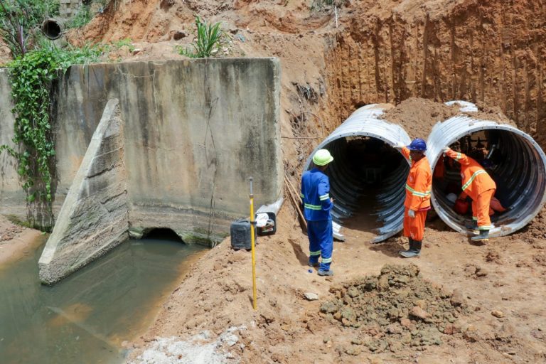 Obra de macrodrenagem para melhorias na infraestrutura é realizada no bairro Colina Verde