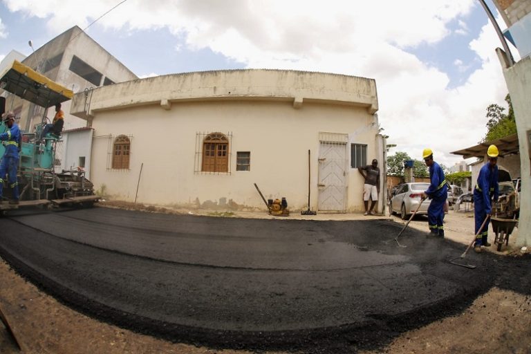 Prefeitura inicia asfaltamento da rua na lateral do Rondelli