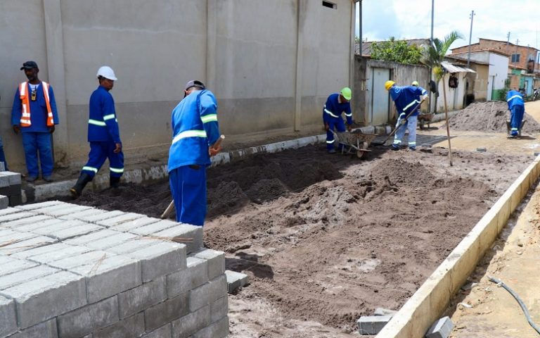 Prefeitura de Teixeira de Freitas inicia pavimentação em Rua Recreio no Bairro Liberdade II