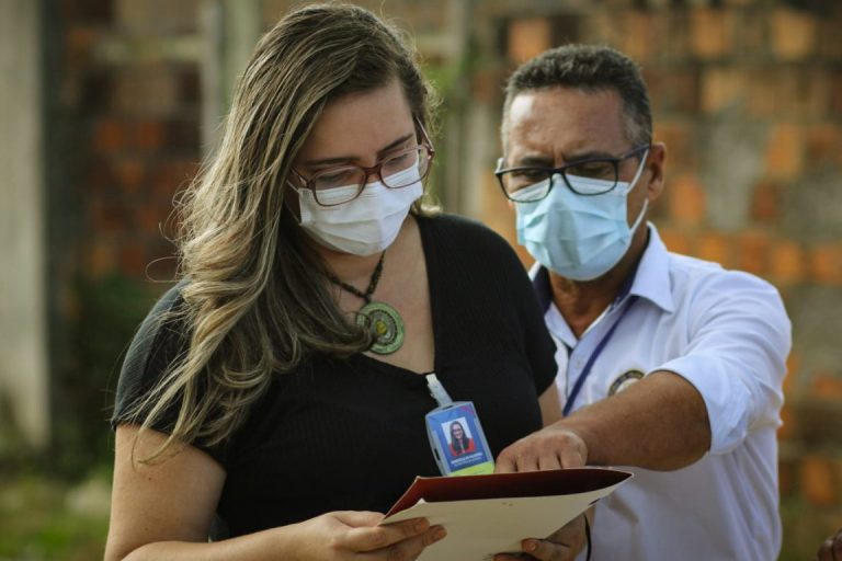 Prefeitura realiza ação na Escola Professora Geni Abutrabe visando legalização de imóveis do bairro Colina Verde