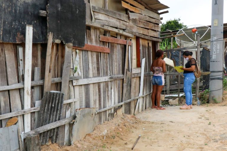 Prefeitura realiza cadastramento socioeconômico entre pessoas que moram em área de risco