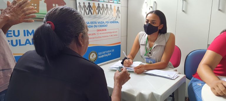 Prefeitura realiza cadastramento socioeconômico para Regularização Fundiária do Colina Verde na Escola Professora Geni Abutrabe