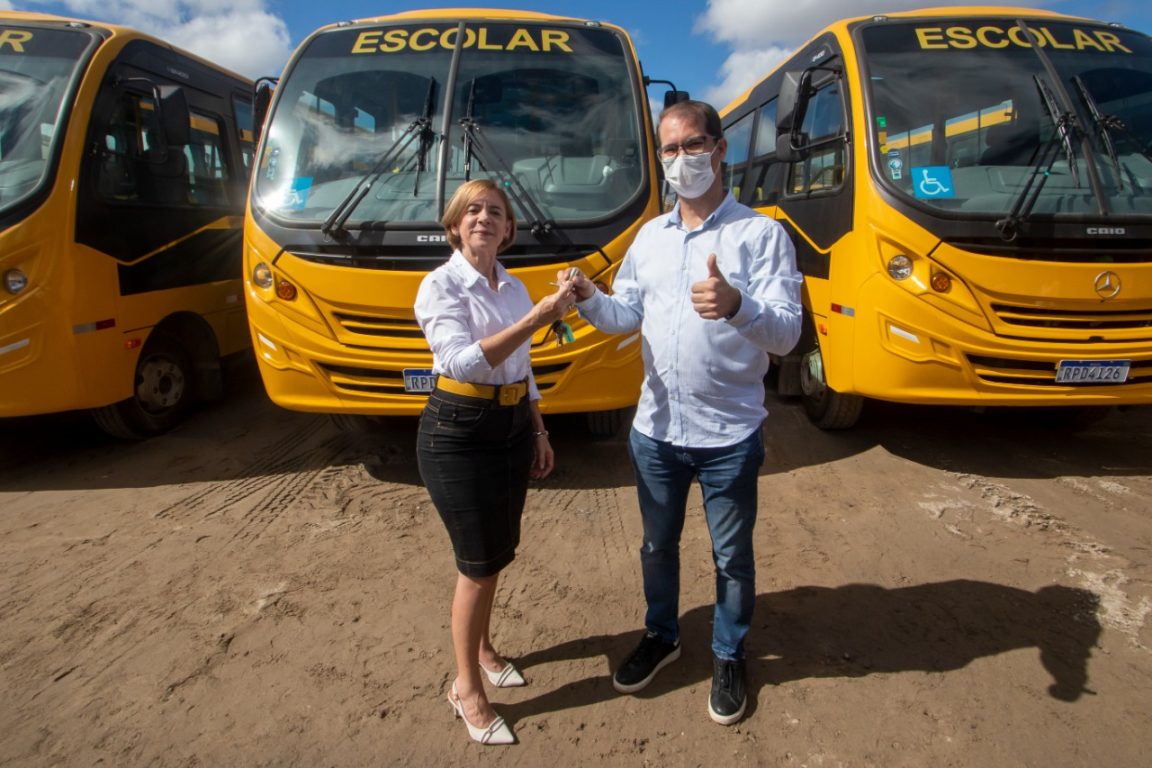 Estudantes no sul da Bahia enfrentam transporte escolar lotado