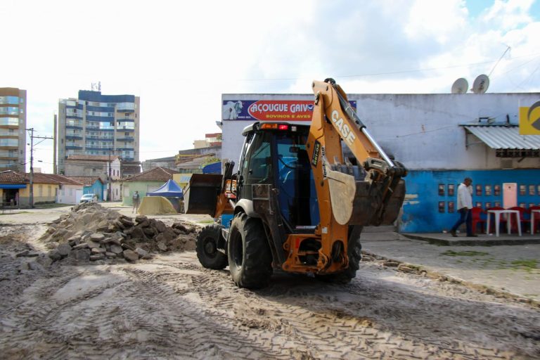  Prefeitura inicia construção de boxes do Mercado Caravelas  