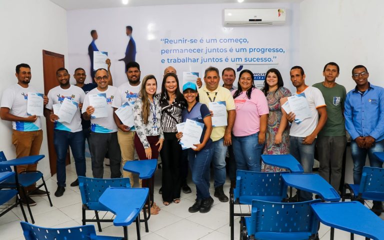 Alunos de cursos profissionalizantes do Desenvolve Teixeira recebem certificados; veja fotos