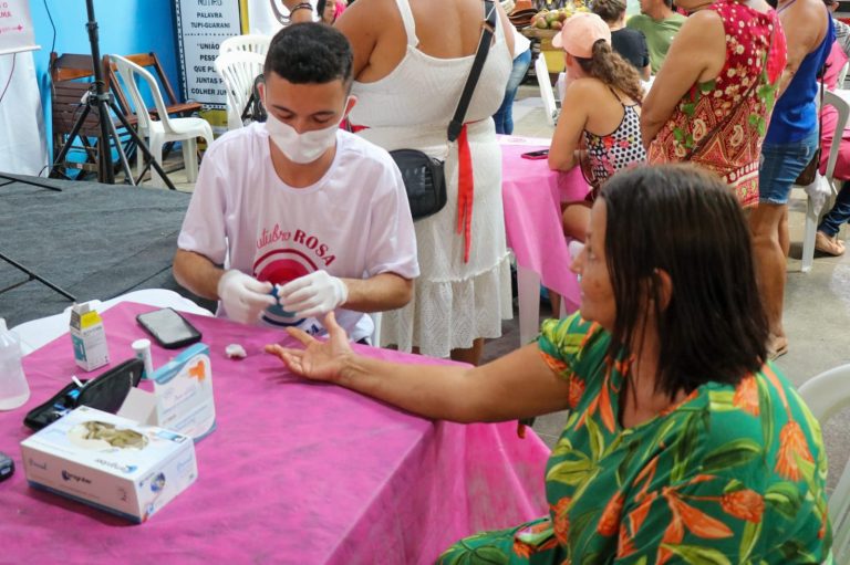 Stand do Outubro Rosa esteve no Mercado Municipal neste sábado (22); confira!