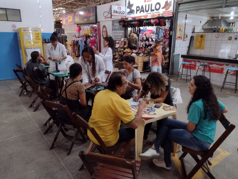 Novembro Azul: Prefeitura leva ações de conscientização sobre o câncer de próstata ao Mercado Municipal; confira