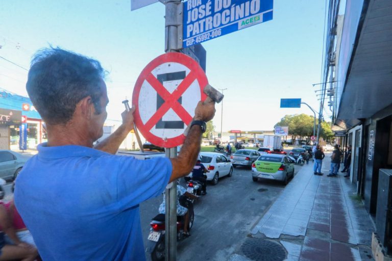 Prefeitura instala placas de trânsito em avenida teixeirense; entenda