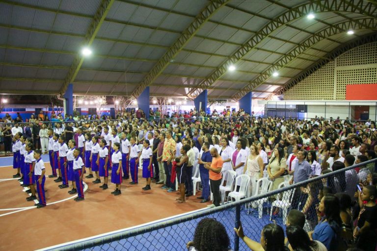 Prefeitura adquire uniformes escolares para estudantes da Escola Municipal Clélia das Graças Figueiredo Pinto