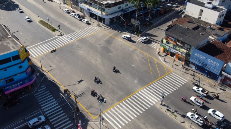 Prefeitura inicia obras de sinalização em Teixeira de Freitas; veja fotos