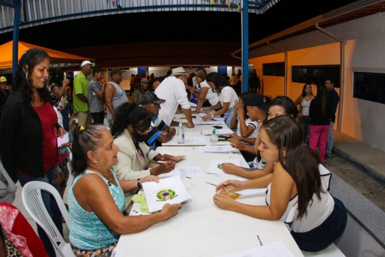 Secretaria de Habitação realiza a entrega de títulos dominiais para moradores do bairro Liberdade II; confira