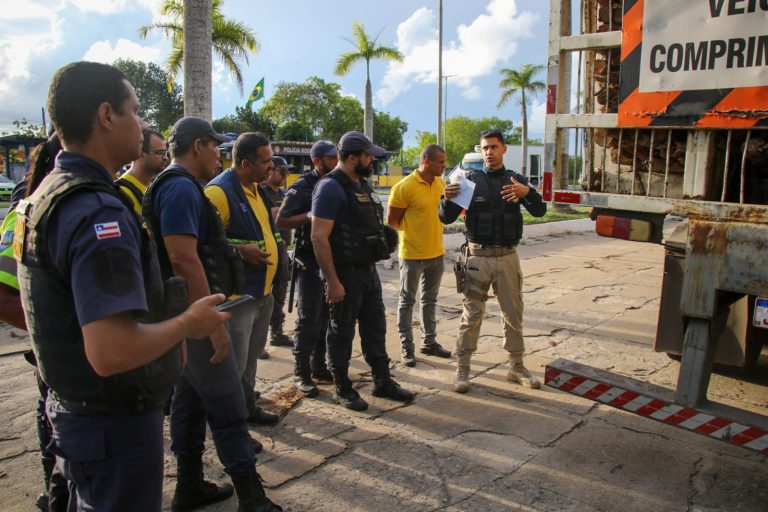 Servidores municipais recebem treinamento para fiscalização no trânsito em Teixeira de Freitas
