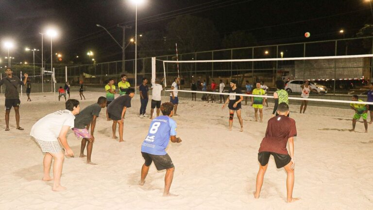 Esporte Educacional: projeto da Prefeitura oferece aulas de vôlei na Praça Padre Apparecido