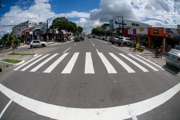 Prefeitura implementa sinalização horizontal em avenida de Teixeira de Freitas