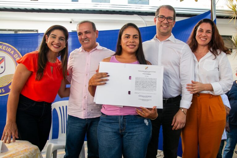 Entrega de títulos dominiais para moradores de Teixeira de Freitas ocorreu nesta segunda (25)