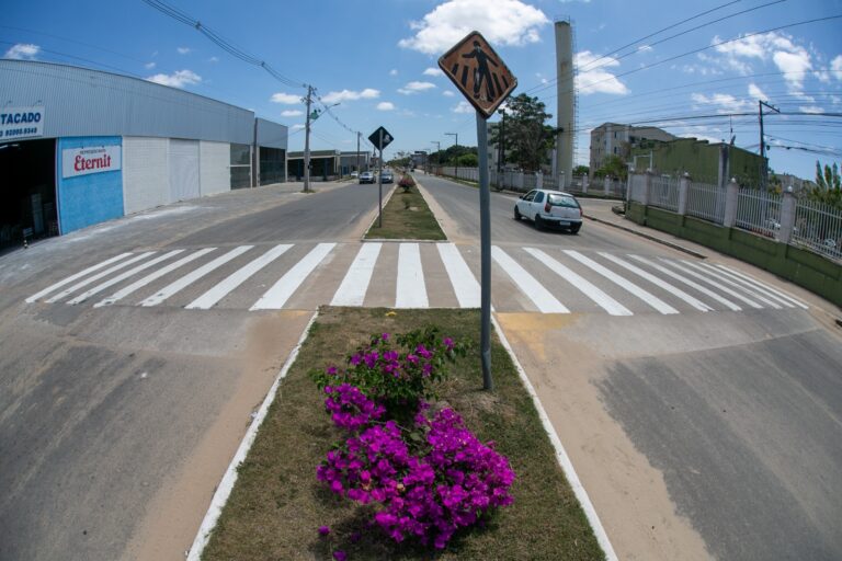 Prefeitura implementa e revitaliza faixas de pedestres em diversas vias de Teixeira de Freitas