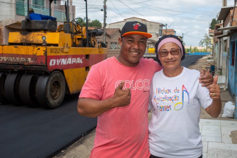 Moradores comemoram pavimentação em rua de Teixeira de Freitas