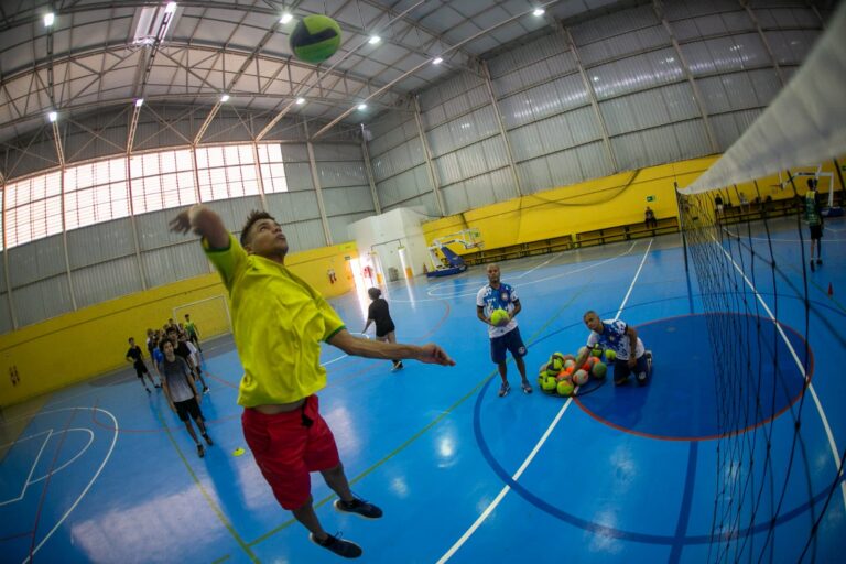 Esporte Educacional: projeto da Prefeitura oferece aulas de vôlei no Estação Cidadania