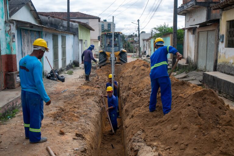 Prefeitura implementa rede de esgoto em rua do Tancredo Neves