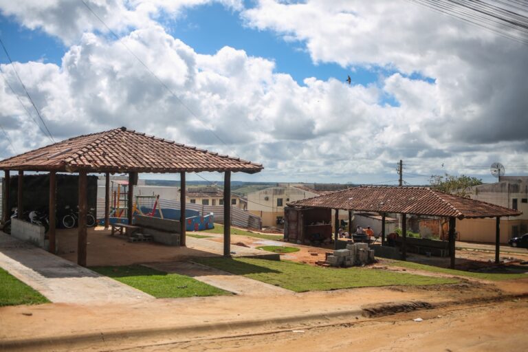 Prefeitura executa a construção de praça no Residencial Santos Guimarães