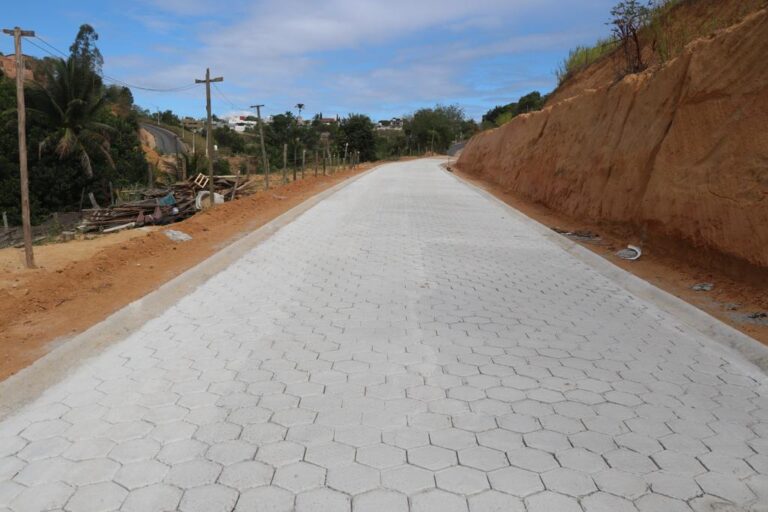 Prefeitura prossegue com pavimentação em rua de Teixeira de Freitas