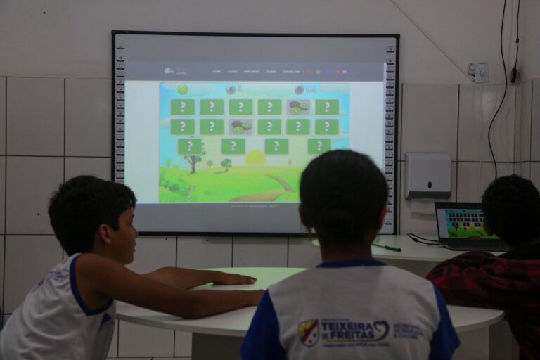 Prefeitura inicia instalação de lousas digitais em escolas da rede pública; saiba mais
