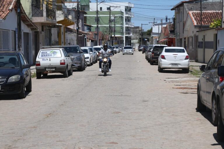 Prefeitura realiza alteração na direção de fluxo em rua de Teixeira de Freitas; entenda