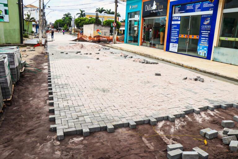 Drenagem e pavimentação de ruas no entorno do Shopping Teixeira Mall estão em fase final