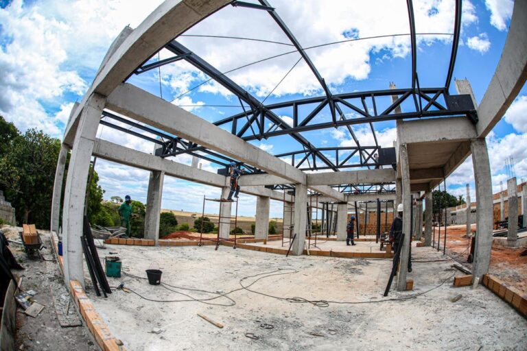 Construção de escola em Teixeira de Freitas avança; veja fotos