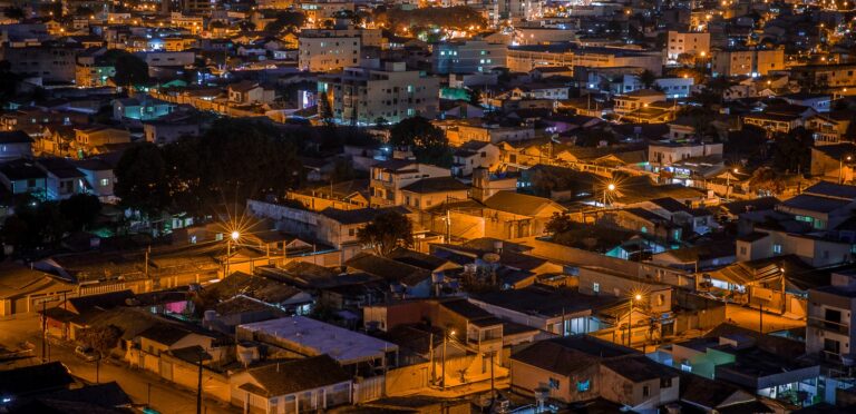 Consulta pública para projeto de iluminação pública em Teixeira de Freitas ocorre até o dia 31 de dezembro; saiba como participar