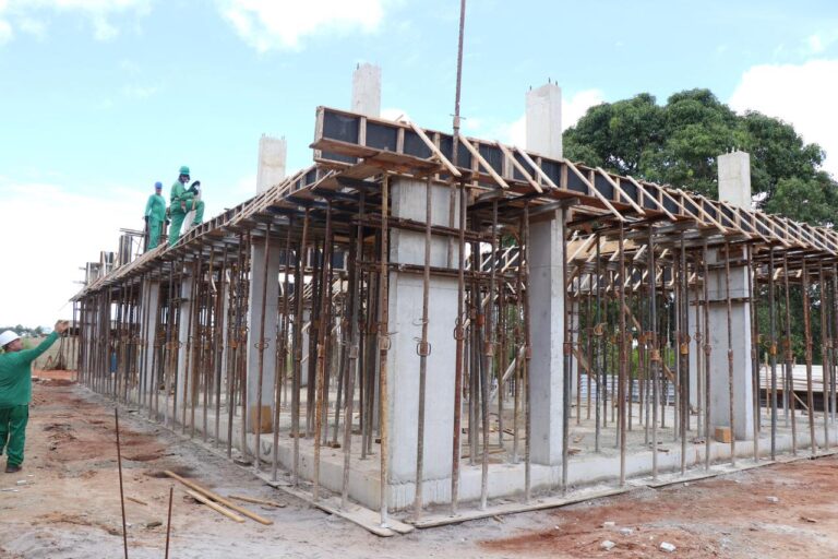 Prefeitura prossegue com construção de escola em Teixeira de Freitas; veja fotos