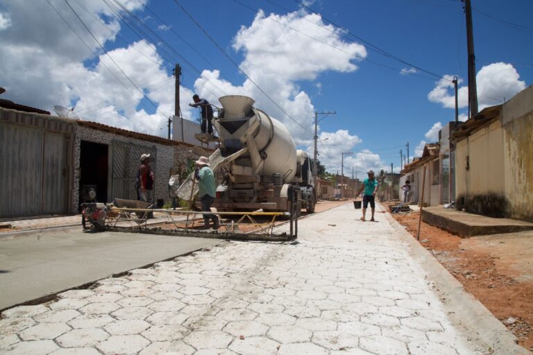 Prefeitura pavimenta rua em Teixeira de Freitas