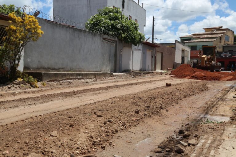 Pavimentação: rua de Teixeira de Freitas passa por terraplanagem; conheça 5 benefícios desta etapa