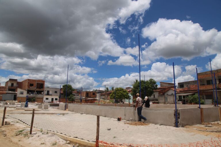 Prefeitura prossegue com construção de praça em Teixeira de Freitas