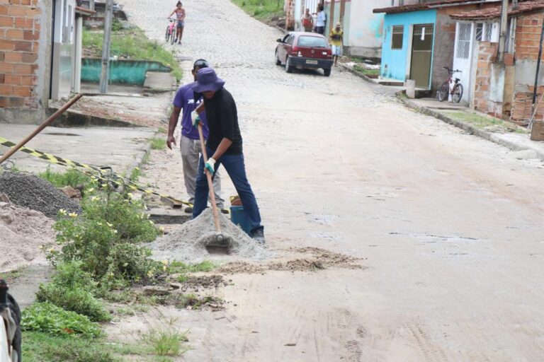 Prefeitura executa serviços de manutenção e recomposição em ruas de Teixeira de Freitas