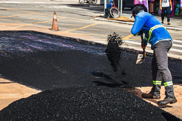 Prefeitura realiza Operação Tapa Buraco em vias de Teixeira de Freitas