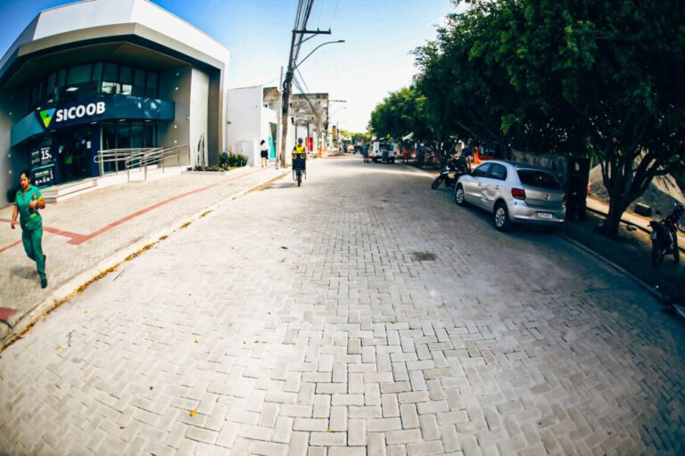 Rua no entorno do Shopping Teixeira Mall fica interditada para serviço de manutenção